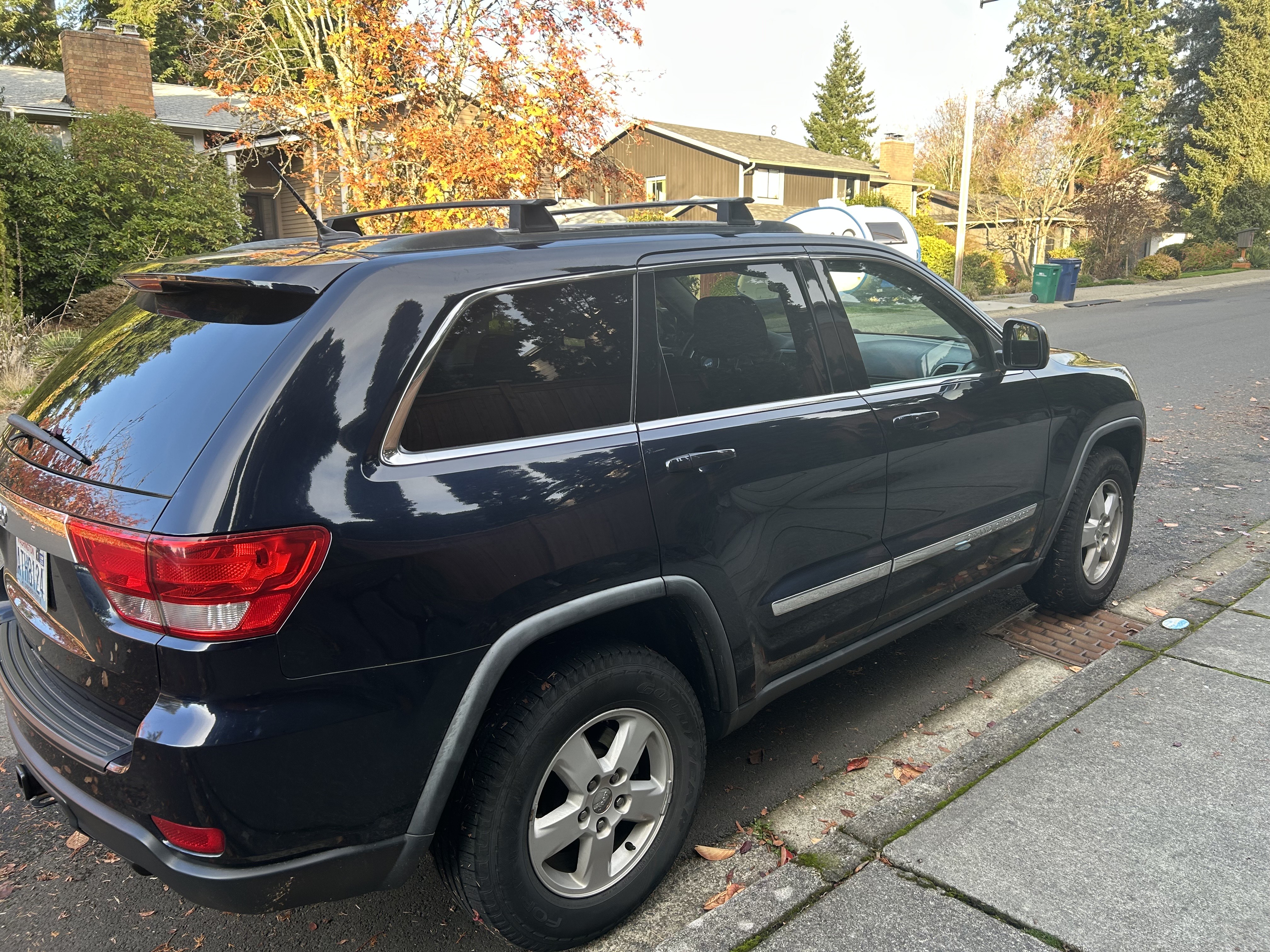 Used 2011 Jeep Grand Cherokee Laredo w/ Security & Convenience Group AWD/4WD image 2