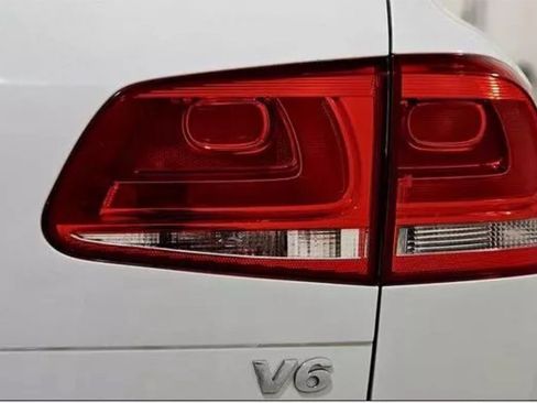 Used 2014 Volkswagen Touareg Sport image 17