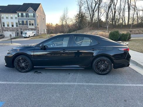 Used 2018 Toyota Camry SE image 1