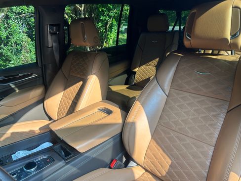 Used 2023 Cadillac Escalade ESV Premium Luxury AWD/4WD image 8