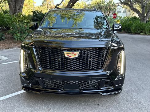 Used 2025 Cadillac Escalade ESV V image 1