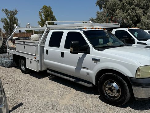 Used 2005 Ford F350 2WD Crew Cab DRW Super Duty image 2
