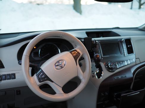 Used 2014 Toyota Sienna XLE image 5