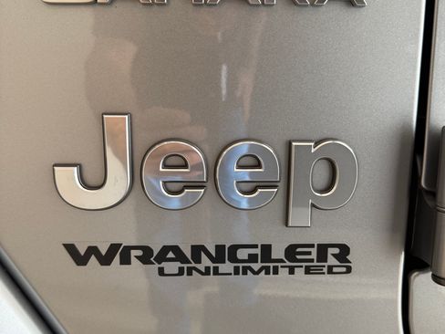 Used 2018 Jeep Wrangler Unlimited Sahara AWD/4WD image 21