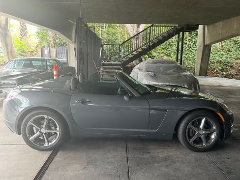 Used 2009 Saturn Sky image 2