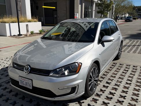 Used 2016 Volkswagen e-Golf SE image 1