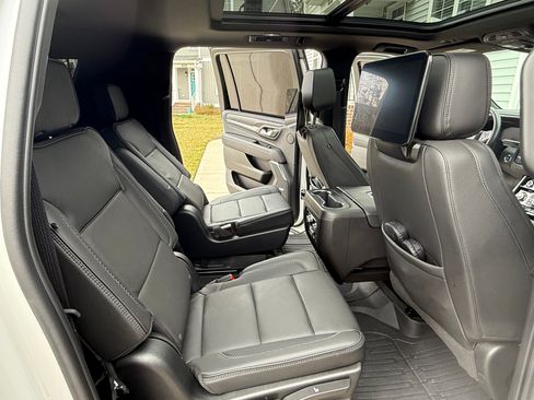 Used 2023 GMC Yukon XL Denali w/ Denali Reserve Package image 9