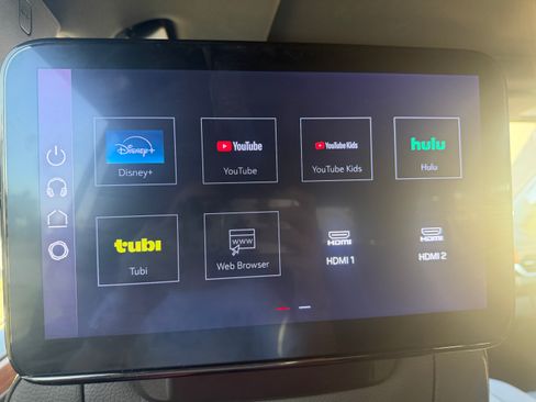 Used 2025 GMC Yukon XL Denali w/ Denali Reserve Package image 10