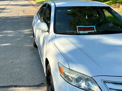 Used 2011 Toyota Camry LE FWD image 2