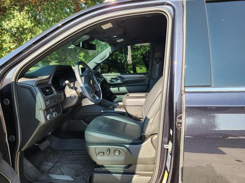 Used 2023 Chevrolet Suburban LT w/ Luxury Package RWD image 18