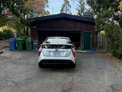 Used 2016 Toyota Prius Four Touring image 2