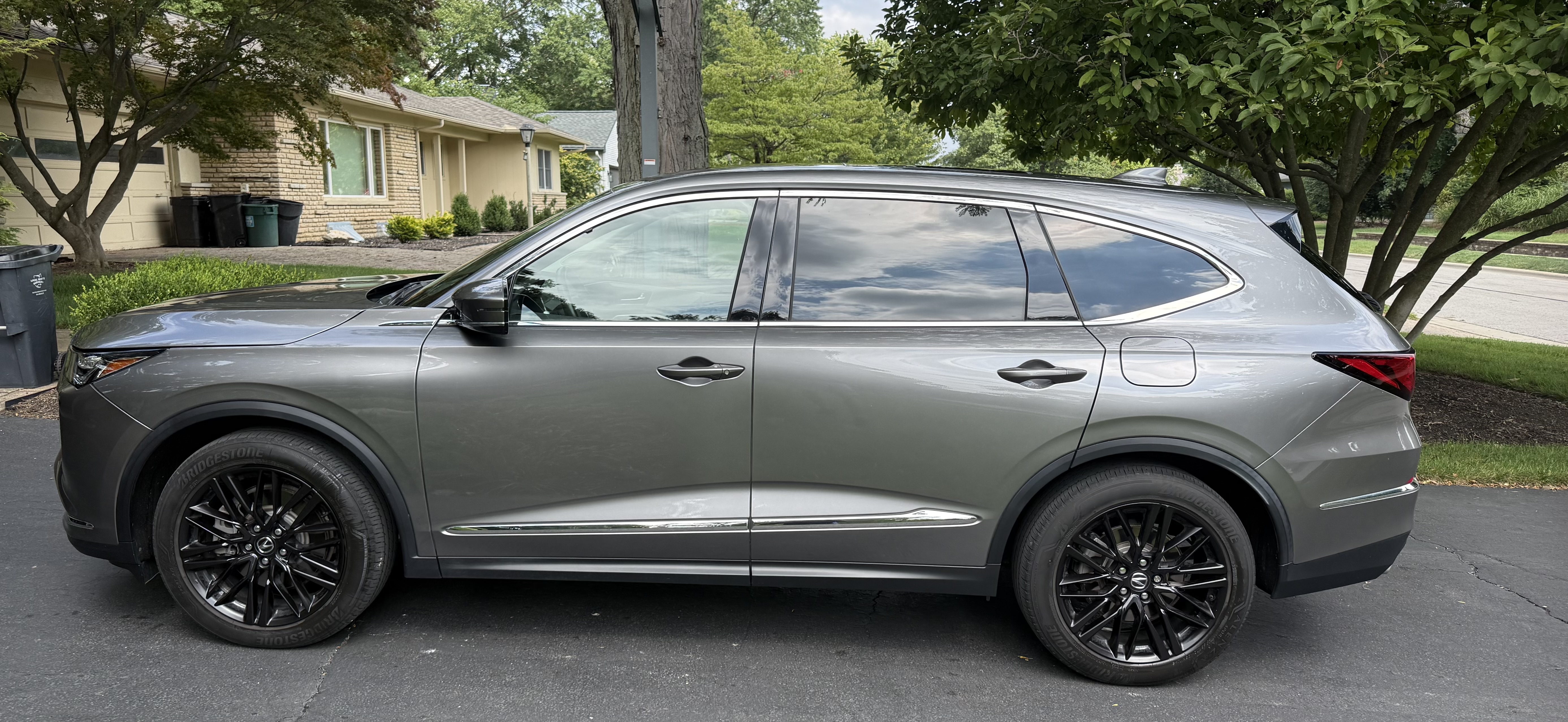 Used 2023 Acura MDX SH-AWD w/ Technology Package image 2