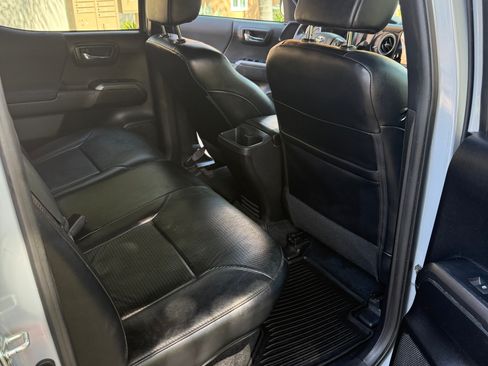 Used 2019 Toyota Tacoma TRD Off-Road w/ TRD Premium Off Road Package image 9