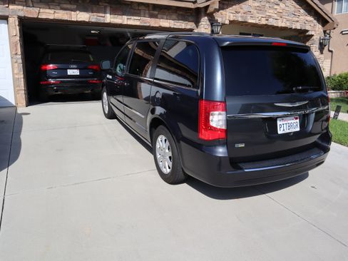 Used 2014 Chrysler Town & Country Touring image 6