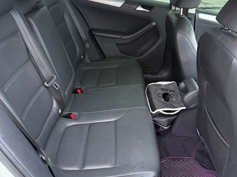 Used 2017 Volkswagen Jetta SE image 17