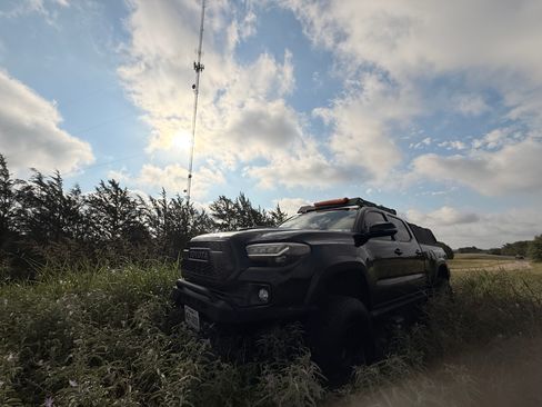 Used 2017 Toyota Tacoma TRD Off-Road w/ Premium & Technology Package AWD/4WD image 18