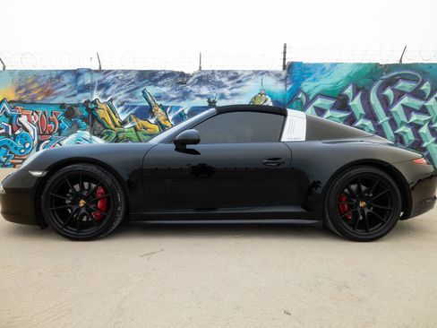 Used 2015 Porsche 911 Targa 4S image 2