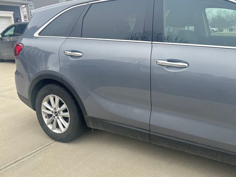 Used 2020 Kia Sorento LX image 2