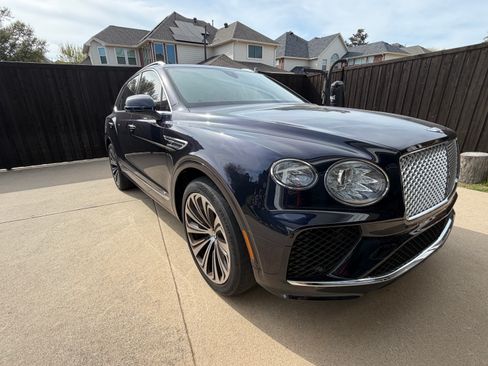 Used 2021 Bentley Bentayga image 2