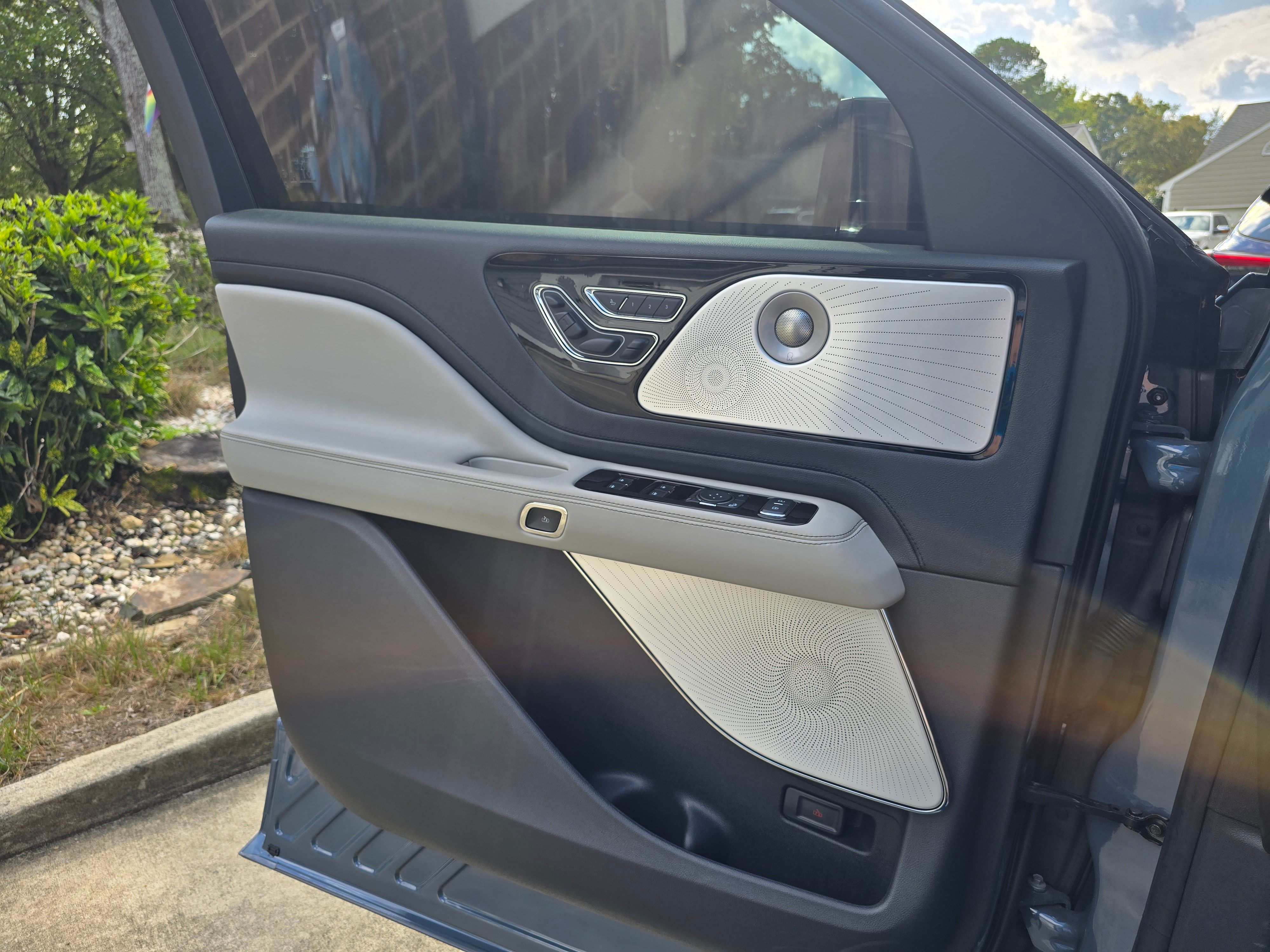 Used 2025 Lincoln Aviator Reserve w/ Equipment Group 201A AWD/4WD image 8