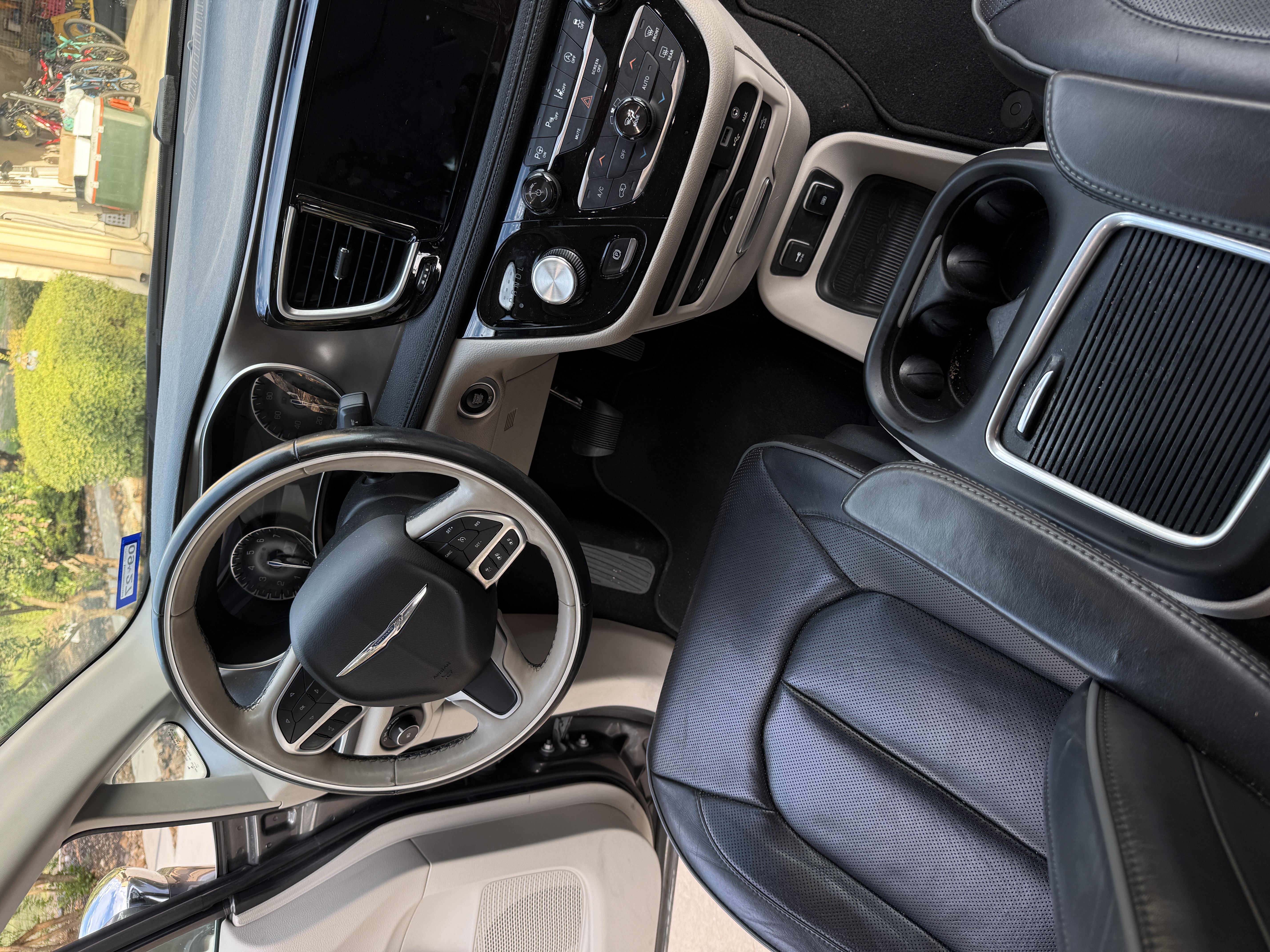 Used 2018 Chrysler Pacifica Limited w/ Tire & Wheel Group FWD image 18