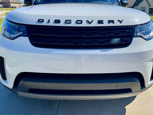 Used 2017 Land Rover Discovery SE image 2