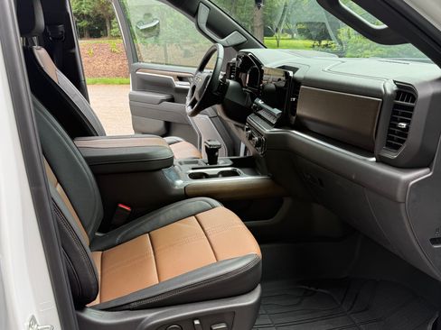 Used 2025 Chevrolet Silverado 1500 High Country w/ High Country Premium Package AWD/4WD image 12