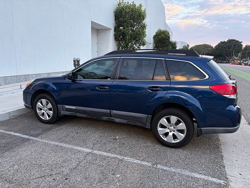 Used 2011 Subaru Outback 2.5i Premium w/ All-Weather Pkg AWD/4WD image 2