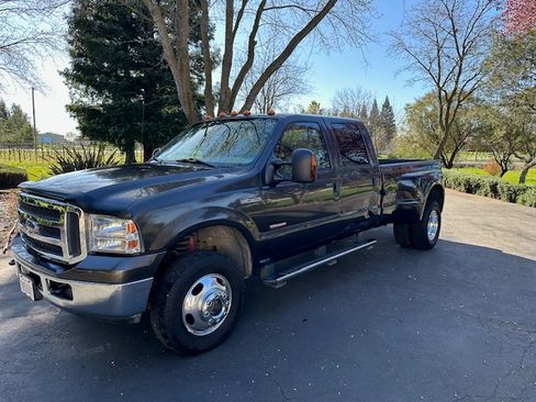 Used 2005 Ford F350 Lariat image 2