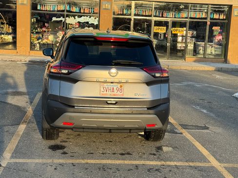 Used 2023 Nissan Rogue SV image 9