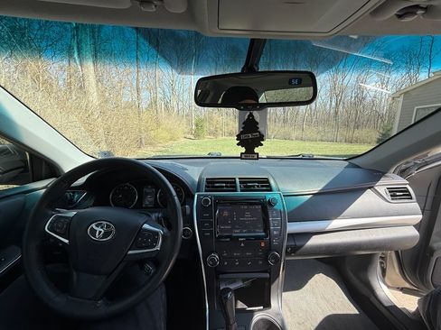 Used 2016 Toyota Camry SE image 5