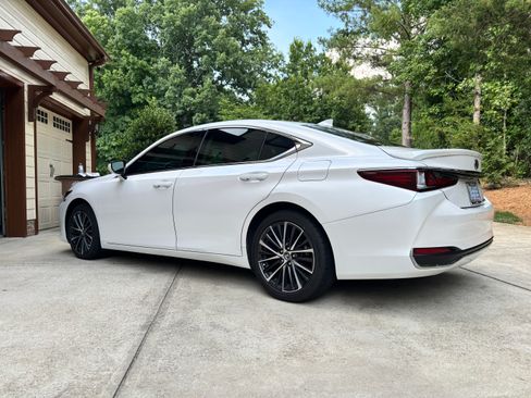Used 2024 Lexus ES 300h w/ Premium Package FWD image 4