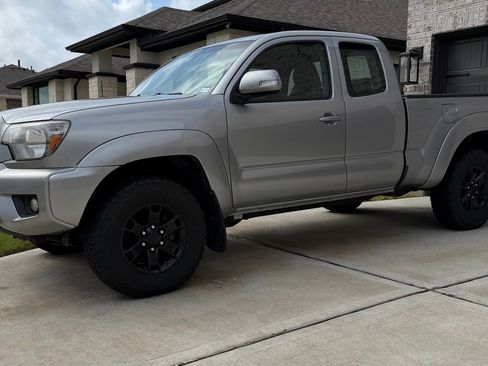 Used 2015 Toyota Tacoma 4x4 Access Cab V6 w/ SR Package image 1