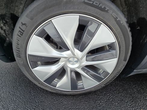 Used 2021 Tesla Model Y Long Range image 9