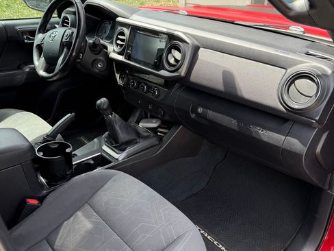 Used 2016 Toyota Tacoma TRD Sport w/ Towing Package AWD/4WD image 11