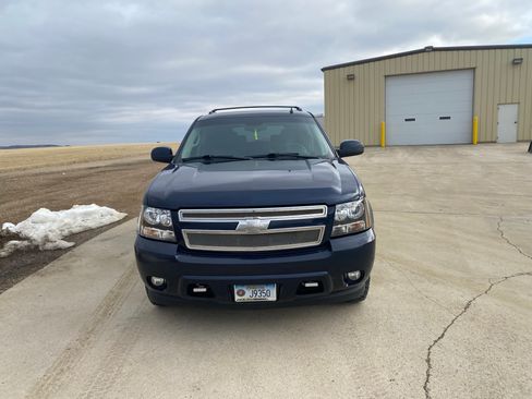 Used 2009 Chevrolet Suburban 2500 LT image 2