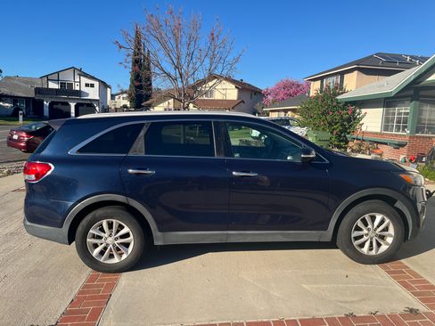 Used 2016 Kia Sorento LX image 4