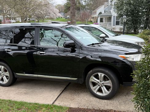 Used 2012 Toyota Highlander Limited w/ Tow Pkg image 2
