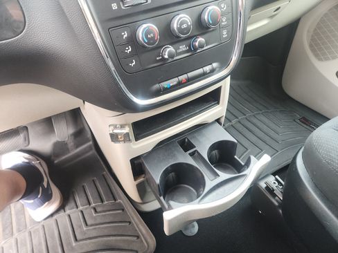 Used 2017 Dodge Grand Caravan SE image 1