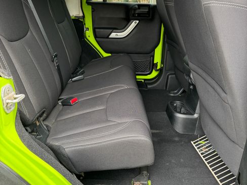 Used 2013 Jeep Wrangler Unlimited Rubicon w/ Connectivity Group AWD/4WD image 8