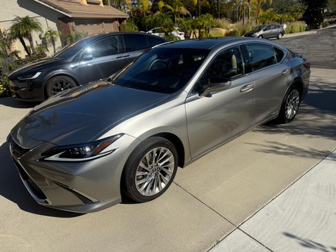 Used 2019 Lexus ES 300h w/ Accessory Package image 2