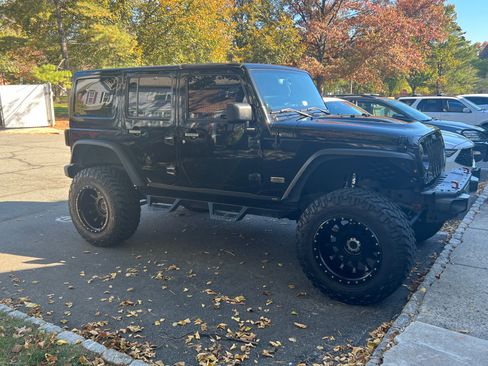 Used 2013 Jeep Wrangler Unlimited Rubicon image 12