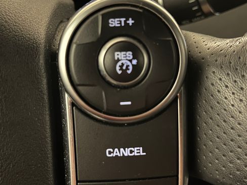 Used 2017 Land Rover Range Rover Sport SE AWD/4WD image 9