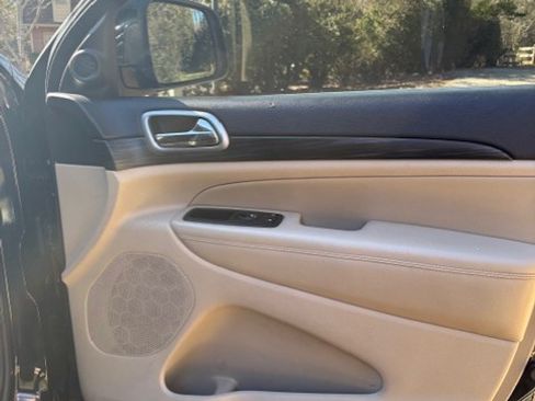 Used 2019 Jeep Grand Cherokee Laredo image 26