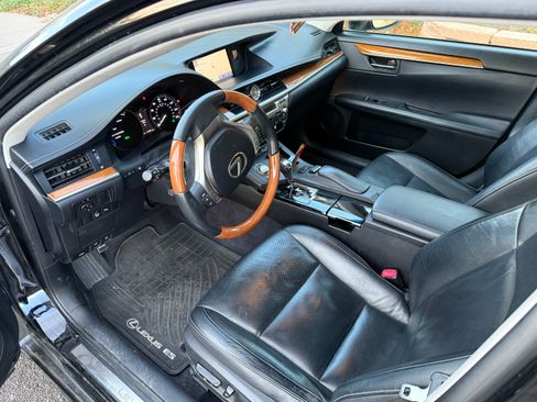 Used 2013 Lexus ES 300h image 9