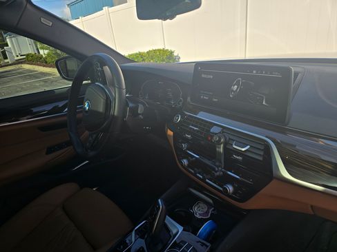 Used 2023 BMW 530e w/ Convenience Package image 4