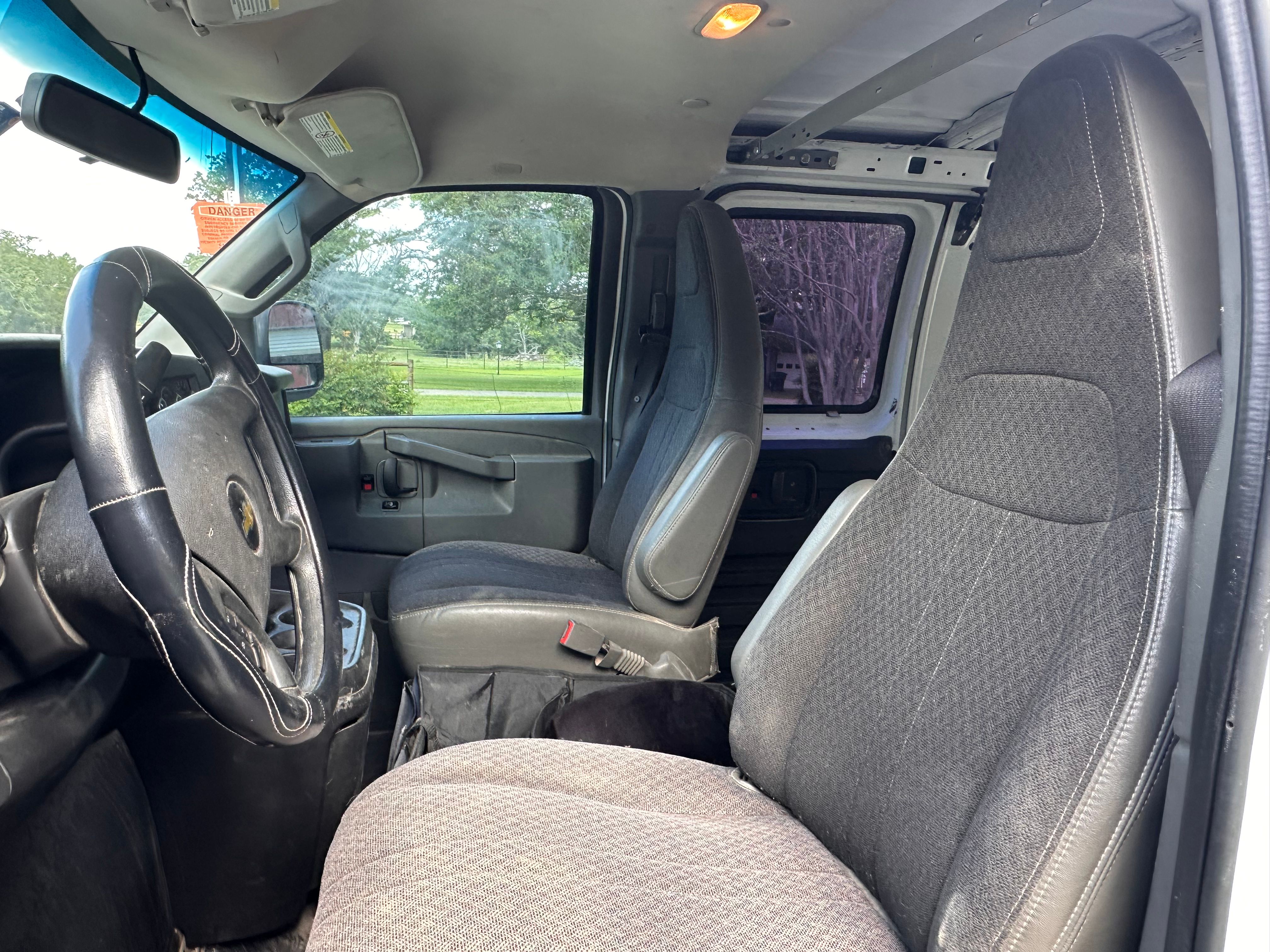 Used 2018 Chevrolet Express 2500 w/ Driver Convenience Package RWD image 6