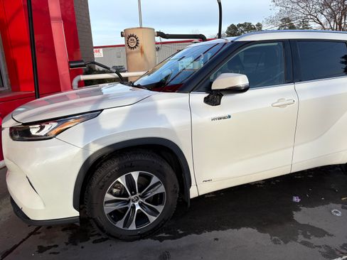 Used 2020 Toyota Highlander XLE image 4