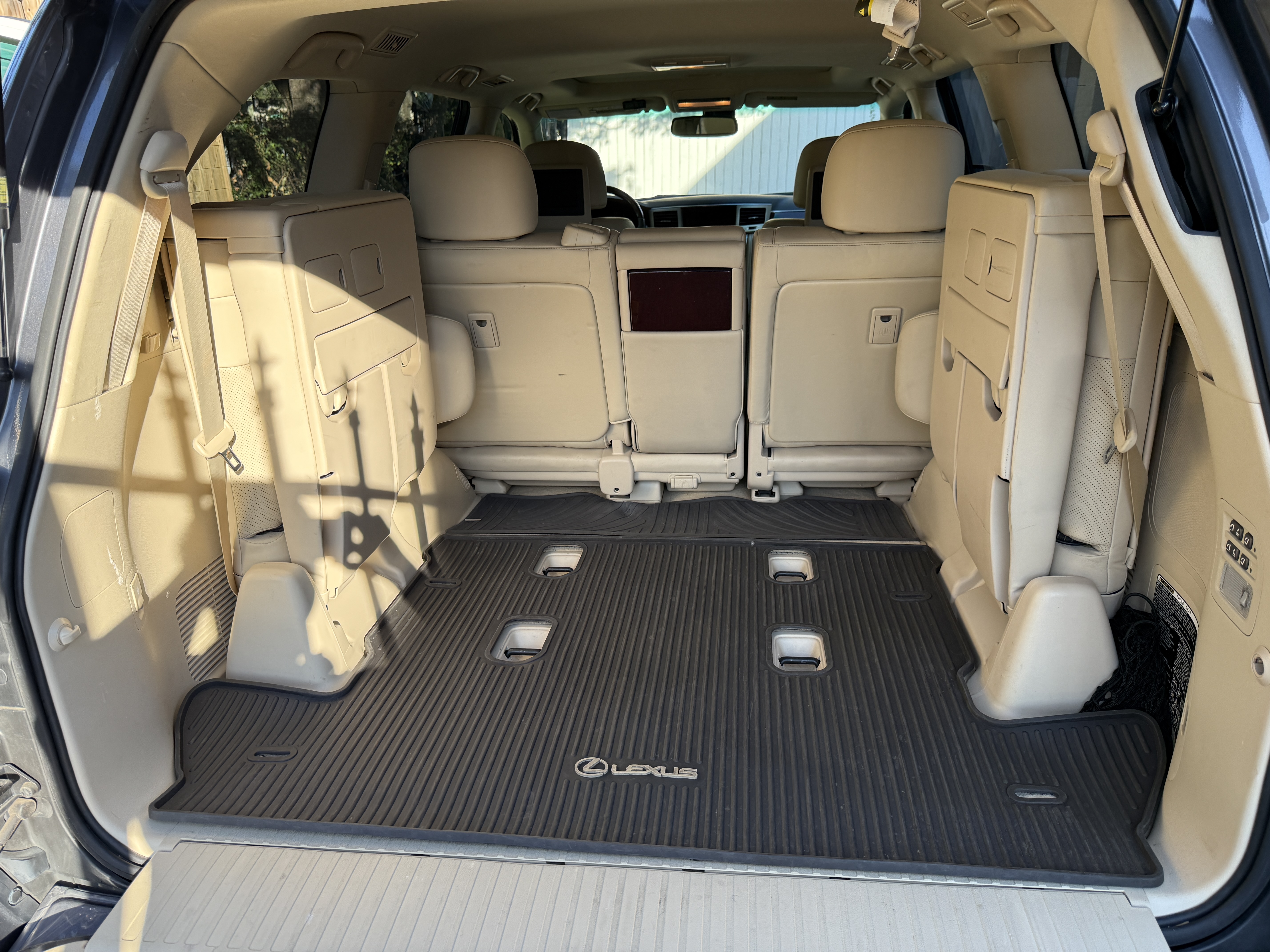 Used 2013 Lexus LX 570 4WD w/ Luxury Pkg image 18