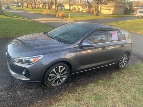 Used 2018 Hyundai Elantra GT image 2